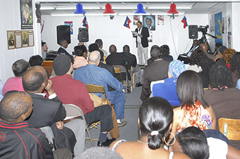 L’assistance, Frantz Leconte au microphone.