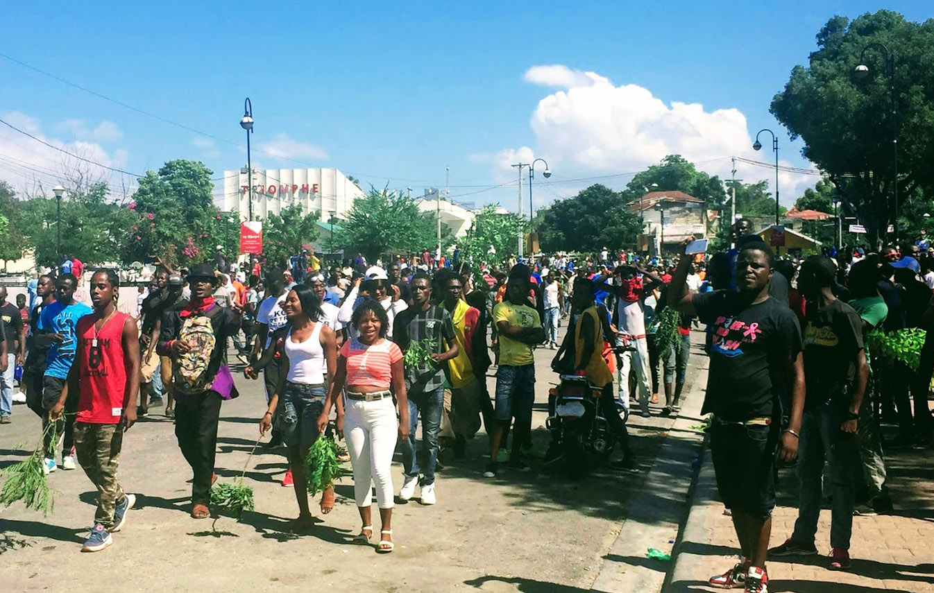 Manifestants Petrocaribe dénonçant le gouvernement de Jovenel Moïse et la vie chère sur le Champs-de-Mars, le 17 octobre 2018. —photo Tanbou.