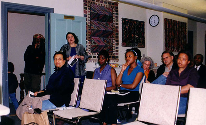 Idi Jawarakim et Jill Netchinsky (debout), Suzy Magloire (devant JN), Nekita Lamour, Régine Jean-Charles, Ester Shapiro, Alan West et Rose Cantave à la conférence «Hommage à Paul Laraque» à l’Université Harvard en 2002.