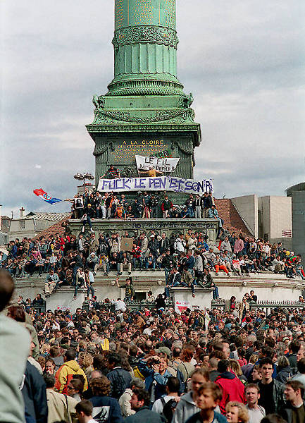 Des adolescents manifestent à paris contre le Front National le 1er mai 2002