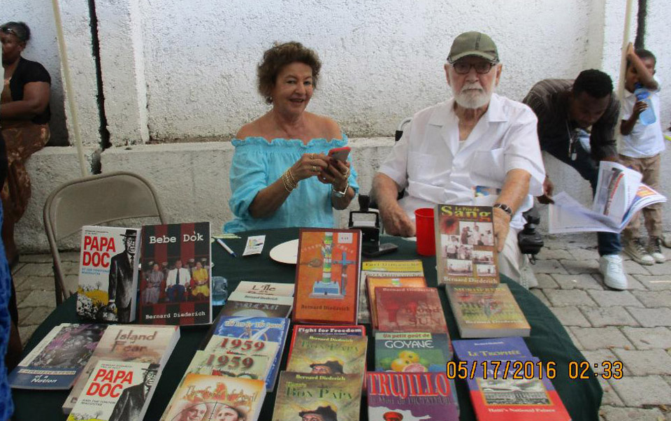 Bernard Diederichat presenting his new book “Papa Dòk” at Livres en folie in 2017, with his niece in marriage Françoise Desquiron (daughter of Jean Desquiron).
