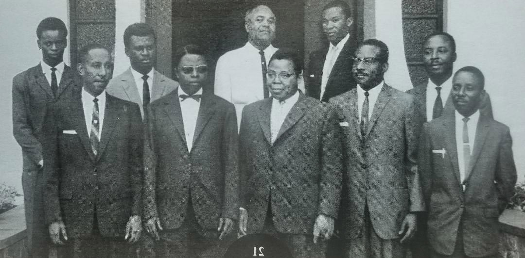 Maurice Sixto dans le livret commémoratif de la Fondation Maurice Sixto, réalisé en septembre 2008. Photo intitulée «Le premier groupe d’enseignants haïtiens au Congo» et le président Kasa Buvu, en 1962.
